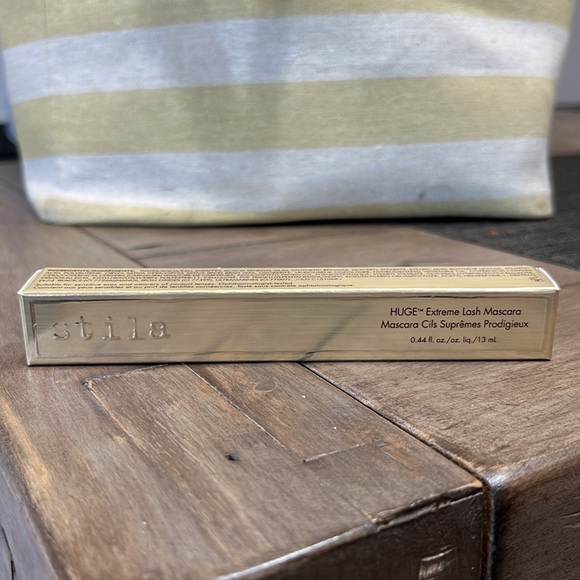 STILA Huge Extreme Lash Mascara (in Black) - Picture 4 of 6